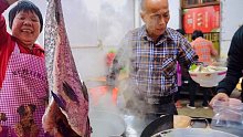 广东70多年“走鬼鱼粥铺”，一百多斤大鱼现杀现吃，最贵只要25元一碗，一晚上要卖700多碗