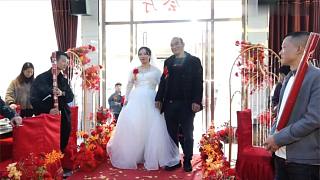湖南一兵哥哥结婚，正在举行婚礼，老丈人带着新娘走上了婚礼舞台