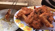 柬埔寨母女做乡村风味香酥炸鸡，看的口水猛咽