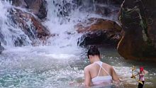 美丽的女孩翻山越岭找到一处山泉水 在里面洗澡 太舒服了