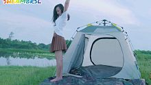 美丽的女孩 在野外露营 吃野餐 太享受了！