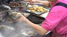 贵州一天能卖2000多碗的飞碗牛肉粉 ，12元一碗，嬢嬢们煮粉都用大盆装 ，原来店里只见碗在飞