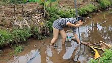 我的捕鱼生涯 小妹在小水沟里用鱼叉捕获了好多鱼