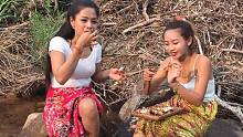 柬埔寨两个小姐姐在小溪边做螃蟹，吃得好开心