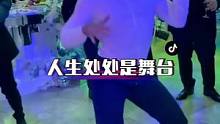 男人骚起来就没女人什么事了！精彩世界。#高手都在评论区 #灵魂舞者 #嗨翻全场 #老外真会玩 #舞台