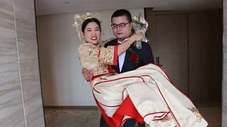 湖南一姑娘结婚，嫁了个外地大老板，抱着她准备出门了
