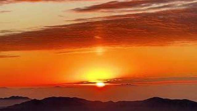 在零下6℃的黄山光明顶守候雪后天晴的日出,冻得瑟瑟发抖,可当太阳