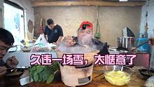 衡水久违的一场雪，看着飘落的雪花吃着猴哥做的火锅真惬意！