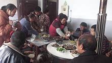湖南农村吃杀猪饭，一顿吃掉几十斤肉，大家吃得满嘴流油