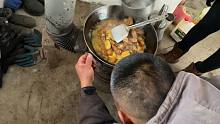 农民王小：废旧铁锅安“耳朵”，鸡骨头炖土豆，老爸给儿子点赞