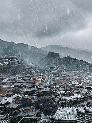 其實你來人間一趟，就是想和喜歡的人一起經(jīng)歷春夏秋冬，游歷山河遠闊，觀人間秀色，感受星河滾燙最終覺得人