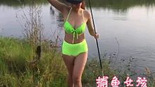 漂亮的女孩 在河边钓鱼
