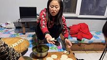 河南姑娘去东北猫冬，一天两顿饭，晚上自己动手包饺子