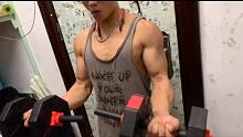 宿舍之小臂训练来了，每个动作做五组，每组20次，练完小臂炸了！ #健身打卡 #手臂训练 #自律