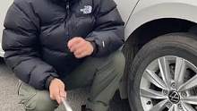 你会换备胎吗？掌握这3步，连80岁老太太都能@抖音汽车 @抖音小助手