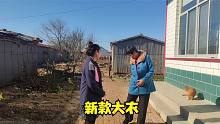 新婚小夫妻逛街，给婆婆买新款羊绒大衣，婆婆穿上特有气质超减龄