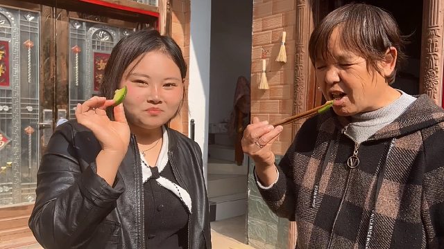 洪涛在驻马店受伤了,妞妞和两位父母去看望,婆婆心疼的要掉眼泪
