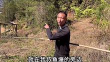 大叔在山里，看见一只2米长的“过山峰”，相机拍给大家看看