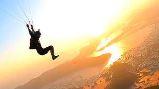 我永远爱傍晚轻抚的微风和落日黄昏.#日落#跳伞