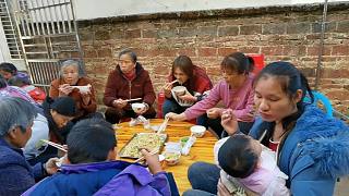 广西农村老人68岁生日酒席，中午喝油茶，吃水蒸粑，简单不浪费