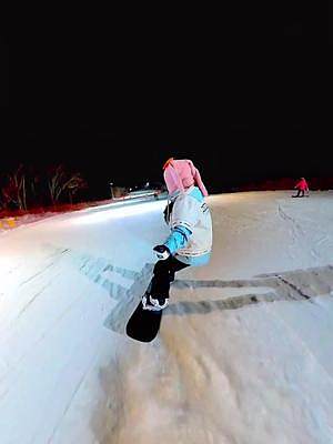 东北人真的不怕冷！大晚上的居然这么多人来滑雪？#向往的冬天在吉林 #滑雪