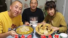 东北粘豆包还能烙着吃？再炖一锅汆白肉，这搭配又要吃撑了！