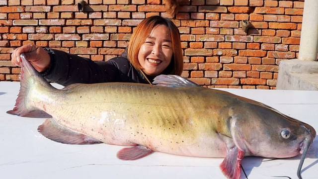 220买条15斤河叉鱼,炖一大铁锅,全家人围着锅台吃得直冒汗