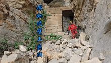 悬崖上发现神秘石门，小伙独自进入探秘，发现地下暗道