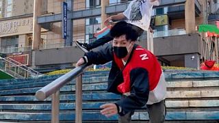 我就搶個(gè)垃圾吃，你有必要追我十條街嗎？