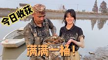拐哥划船到岛上抓鳝，今天全是大货，收获满满一桶