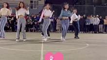 大学篮球赛中场休息，拉拉队跳舞时间到！