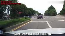 出租车见前面小车开的太慢，直接开启路霸模式，横冲直撞（8