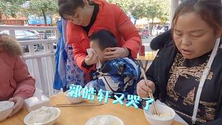 郭皓轩吃饭也要哭，把外婆惹生气了，后果很严重！