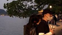 #海的那边还是海吗 #杭州西湖 #发现最美杭州 傍晚的西湖，华灯初上。@神秘人(O3xc65hruw