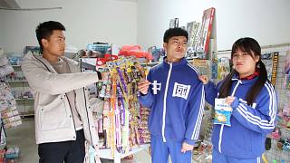 田田和哥哥去超市买盐，被老板误会偷拿棒棒糖，他们能解释清楚吗