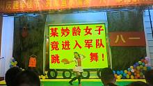 【Honey】某妙龄女子竟进入军队跳舞！在兵哥哥面前跳芒种，全场都说好！