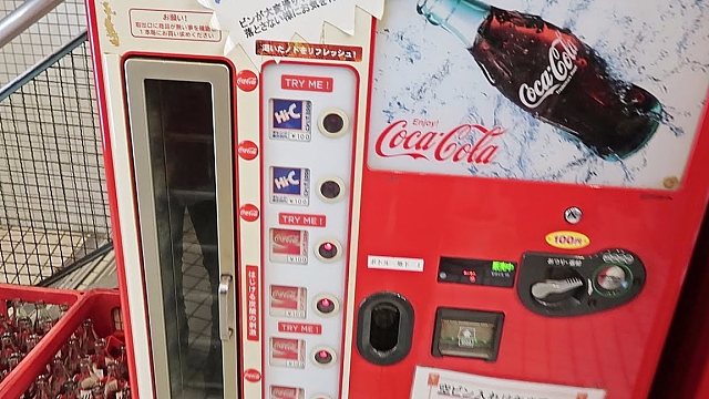 【熊叔实验室】在日本找到非常复古的可乐自动贩卖机 @conandiy