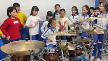 一群正气，热爱学习的小朋友，架子鼓打奏爱国歌曲，热血沸腾