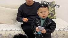 茶茶：光看手机 没收了 替妈妈好好教训教训你！#茶茶多可爱