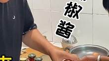 网友寄来辣椒酱，农村大娘首次尝鲜，卷饼吃的嘴唇直蹦，直呼过瘾