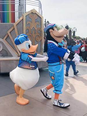 高飞送鸭鸭去和黛西见面好甜～我最爱蓝队啦！（感谢玉玉友情摄影，我负责土拨鼠尖叫#迪士尼 #上海迪士尼