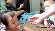 相差1个半月，一个满客厅追着喂，一个自己拿筷子吃。饭霸永远不懂饭渣的世界~#自主进食 #宝宝吃饭