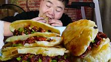 老猫今天做驴肉火烧，咬一口酥的掉渣，一次吃五个真过瘾