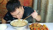美食猫爆炒羊头肉，再来一碗羊肉面，配上大蒜吃真过瘾
