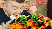 小伙做一锅千页豆腐，朋友说比饭店还好吃，两人抢着吃真过瘾