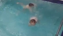 学习游泳，小朋友一下子就跳下去了，比我厉害