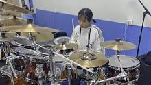 小鼓手园园架子鼓演奏经典歌曲暴风一族，气氛很好！