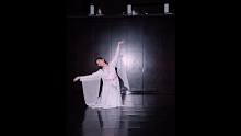 周深《缘起》原创编舞，蓦然回首，你浅浅一笑