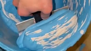 粉刷匠小哥一顿操作引起舒适，好像在铲冰淇淋！