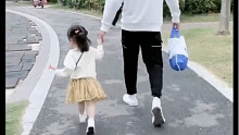 哥哥带妹，小小的身姿跟着大大的步伐